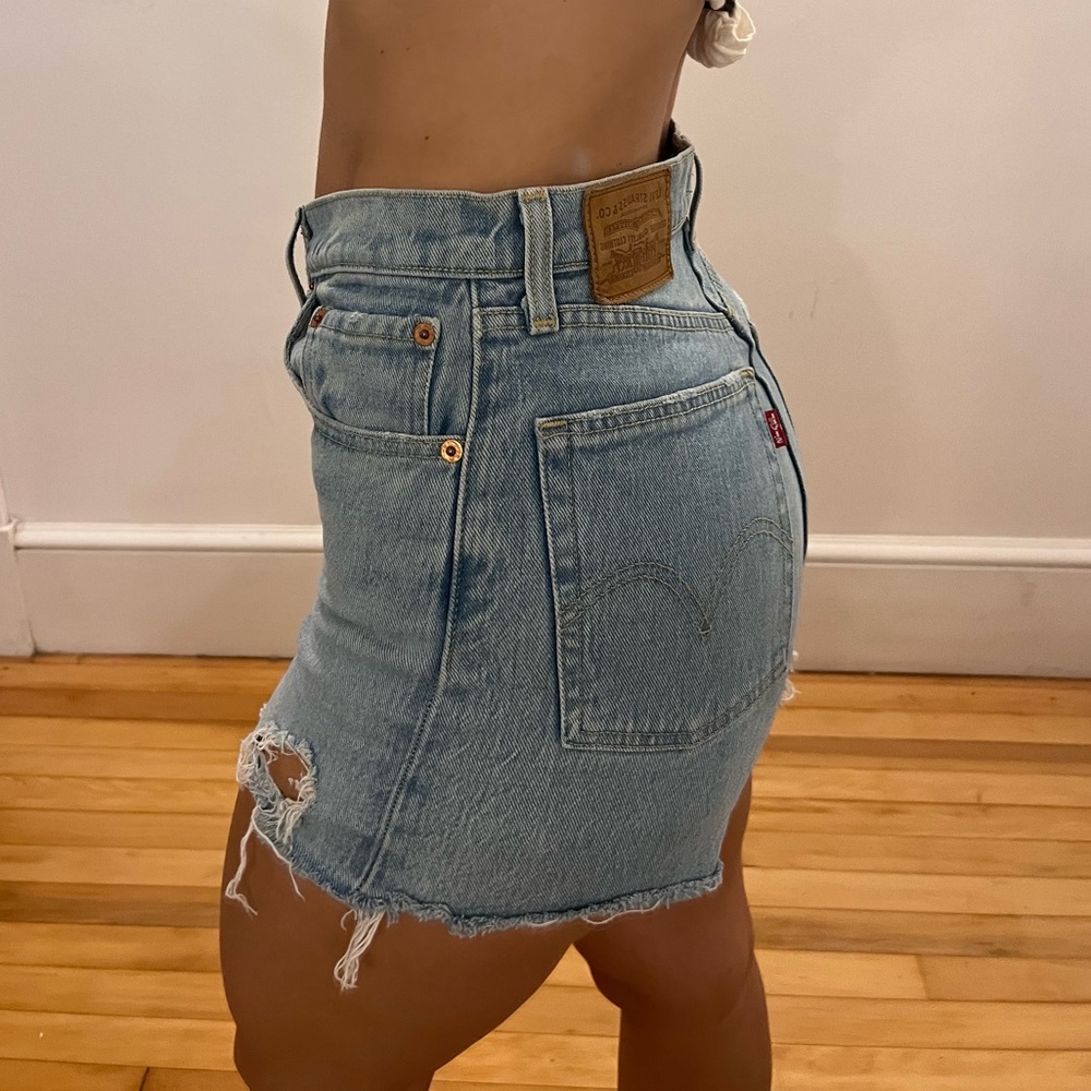 LEVI HIGH WAISTED RIBCAGE SHORTS SIZE 27